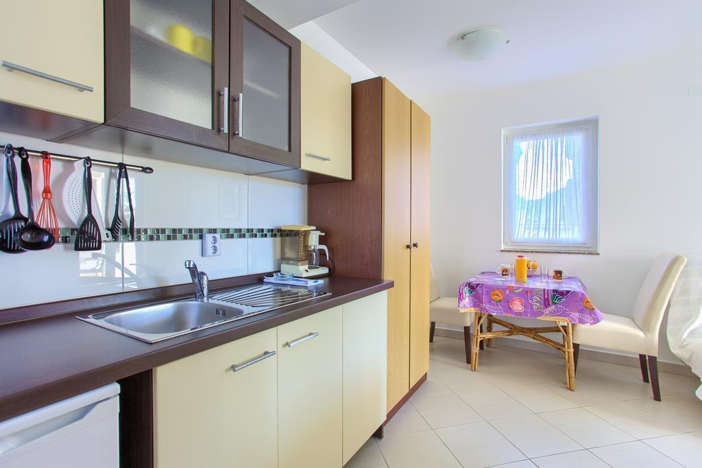 Apartments Vlatko Кърк Екстериор снимка
