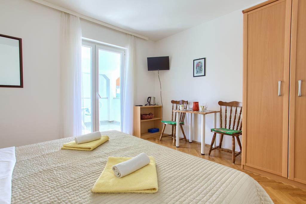 Apartments Vlatko Кърк Екстериор снимка