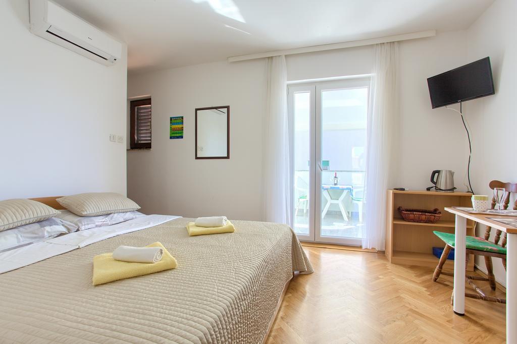 Apartments Vlatko Кърк Екстериор снимка