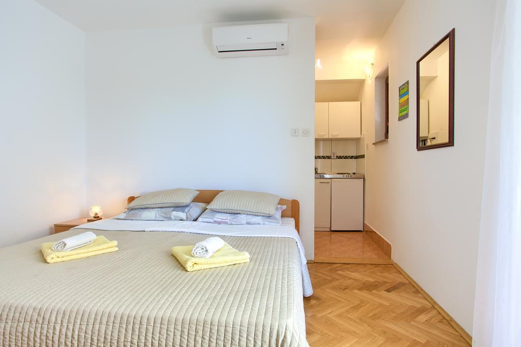 Apartments Vlatko Кърк Екстериор снимка