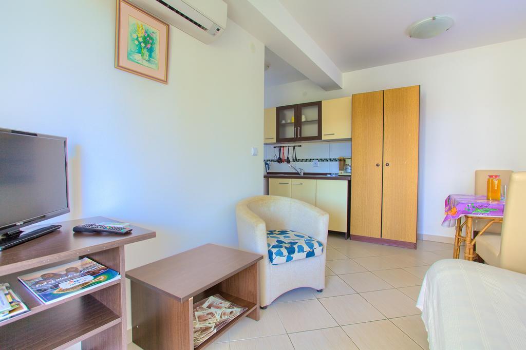 Apartments Vlatko Кърк Екстериор снимка